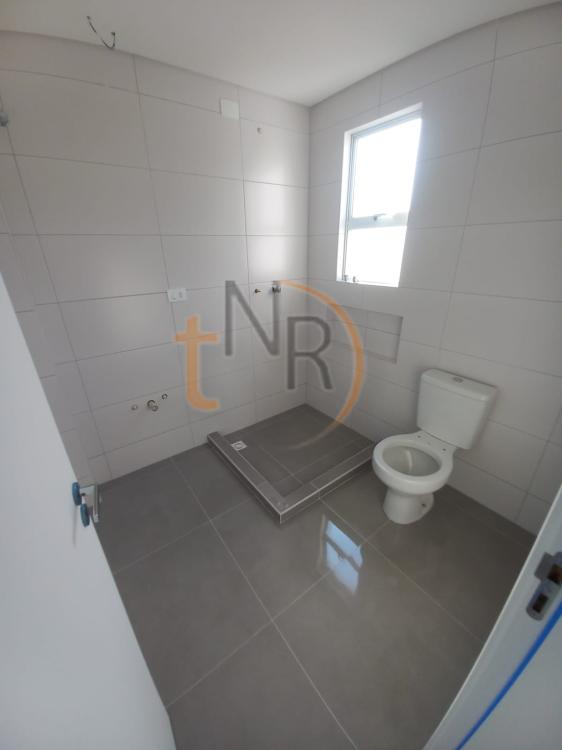 Sobrados Triplex em Condomínio no Portão