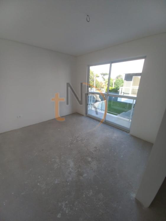 Sobrados Triplex em Condomínio no Portão