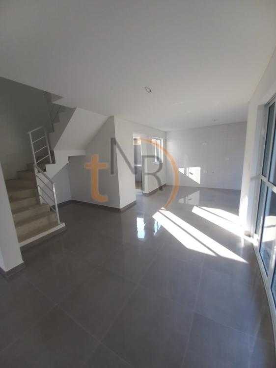 Sobrados Triplex em Condomínio no Portão