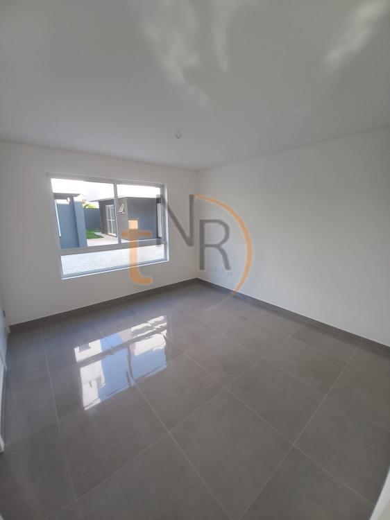 Sobrados Triplex em Condomínio no Portão