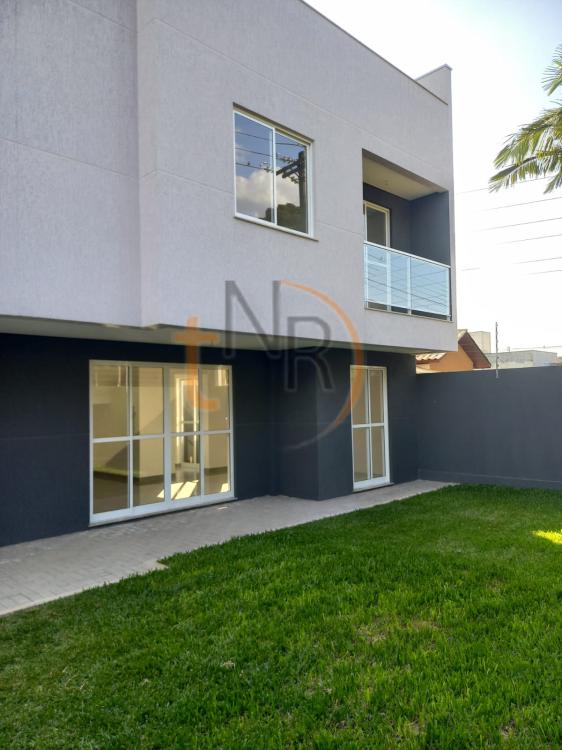 Sobrados Triplex em Condomínio no Portão