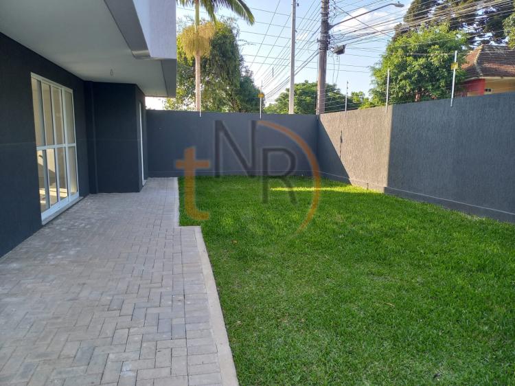 Sobrados Triplex em Condomínio no Portão