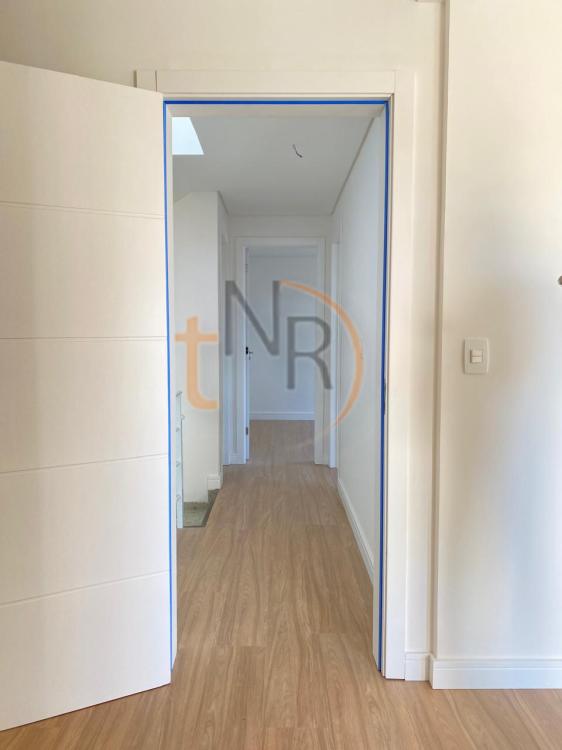 Sobrados Triplex em Condomínio no Portão