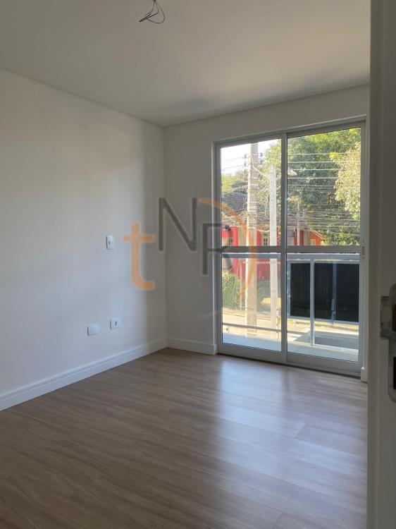 Sobrados Triplex em Condomínio no Portão