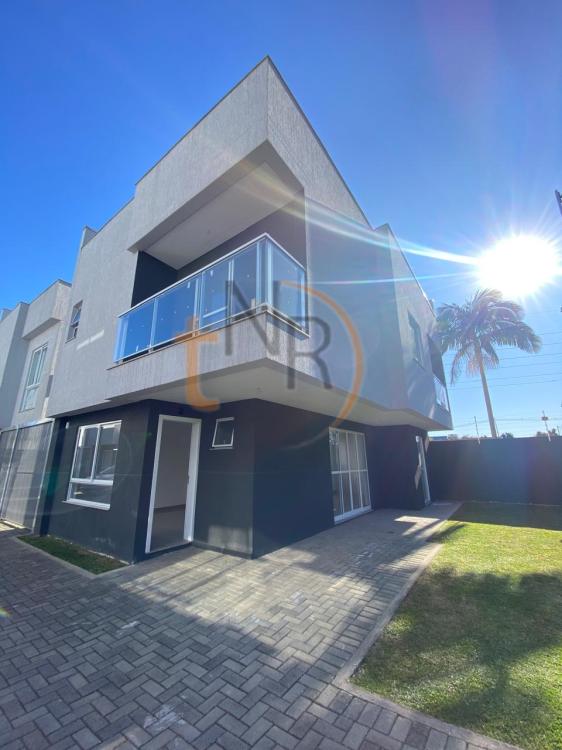 Sobrados Triplex em Condomínio no Portão