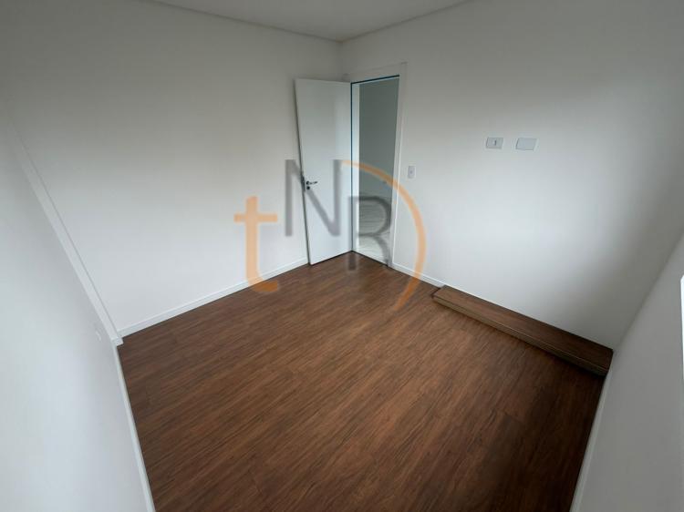 Apartamento de um dormitório com sacada com churrasqueira