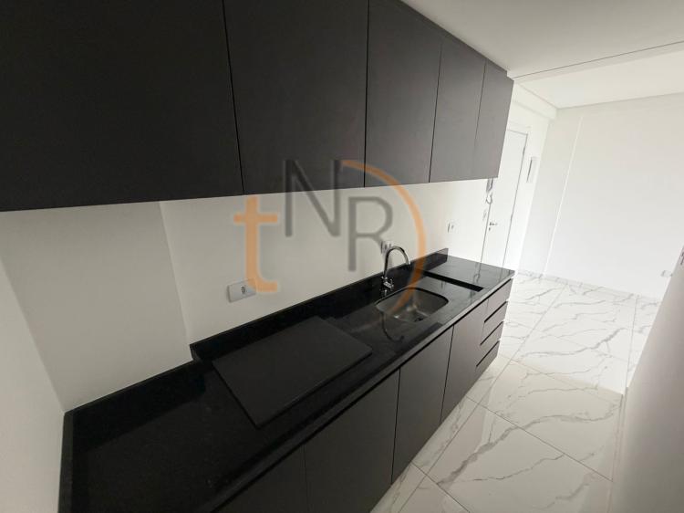 Apartamento de um dormitório com sacada com churrasqueira