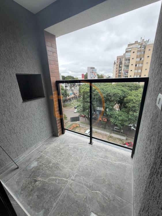 Apartamento de um dormitório com sacada com churrasqueira